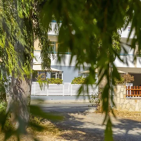 Atlantis Apartments 50M From Makenzy Seafront Larnaca Exterior photo