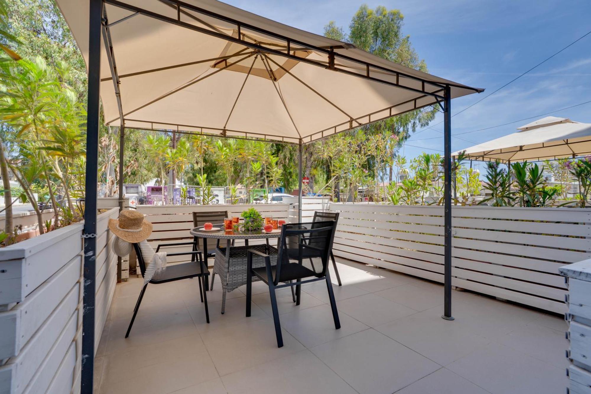Atlantis 50m From Makenzy Seafront *