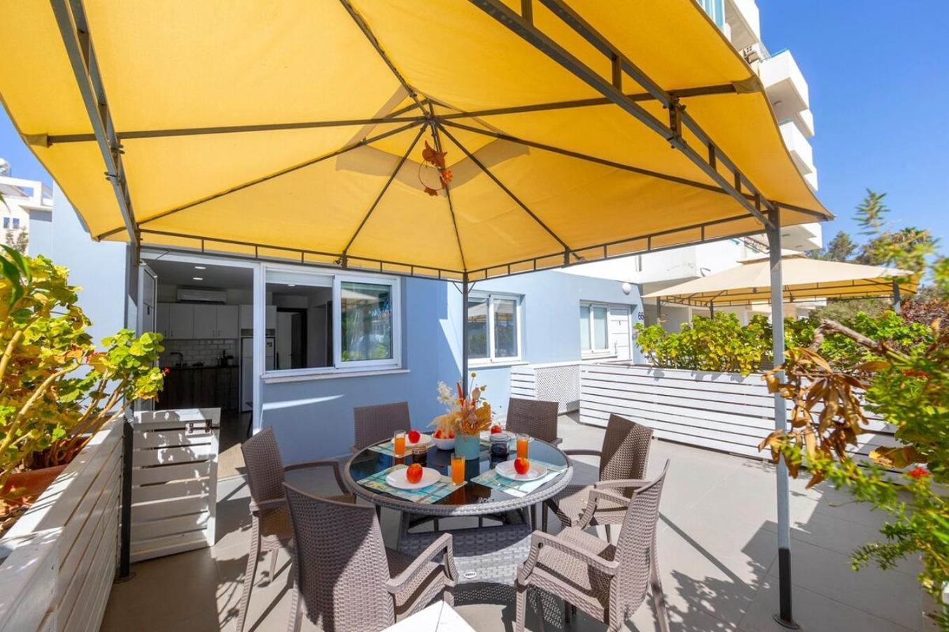 Atlantis 50m From Makenzy Seafront Apartment Larnaca