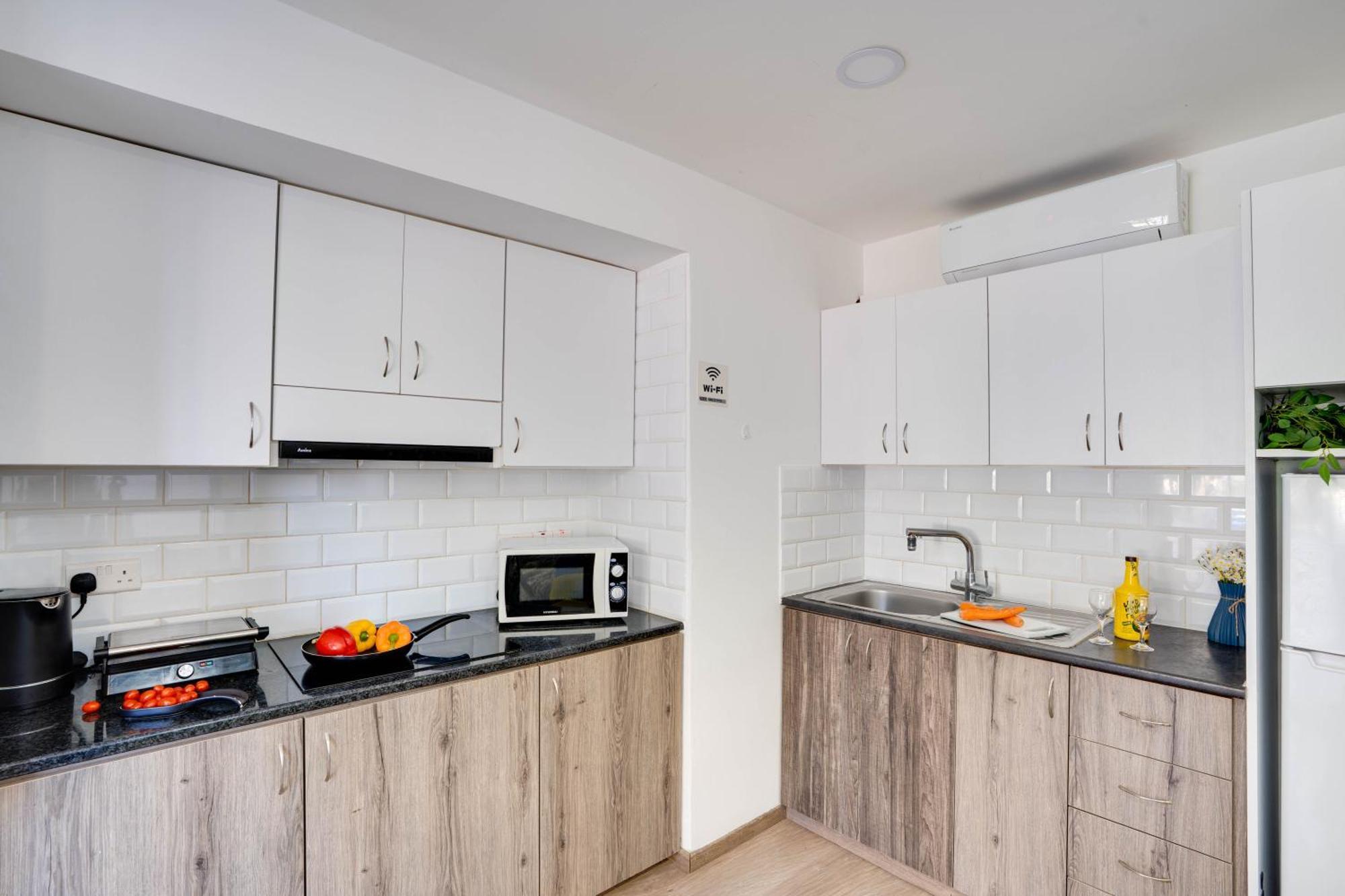 Atlantis 50m From Makenzy Seafront Apartman